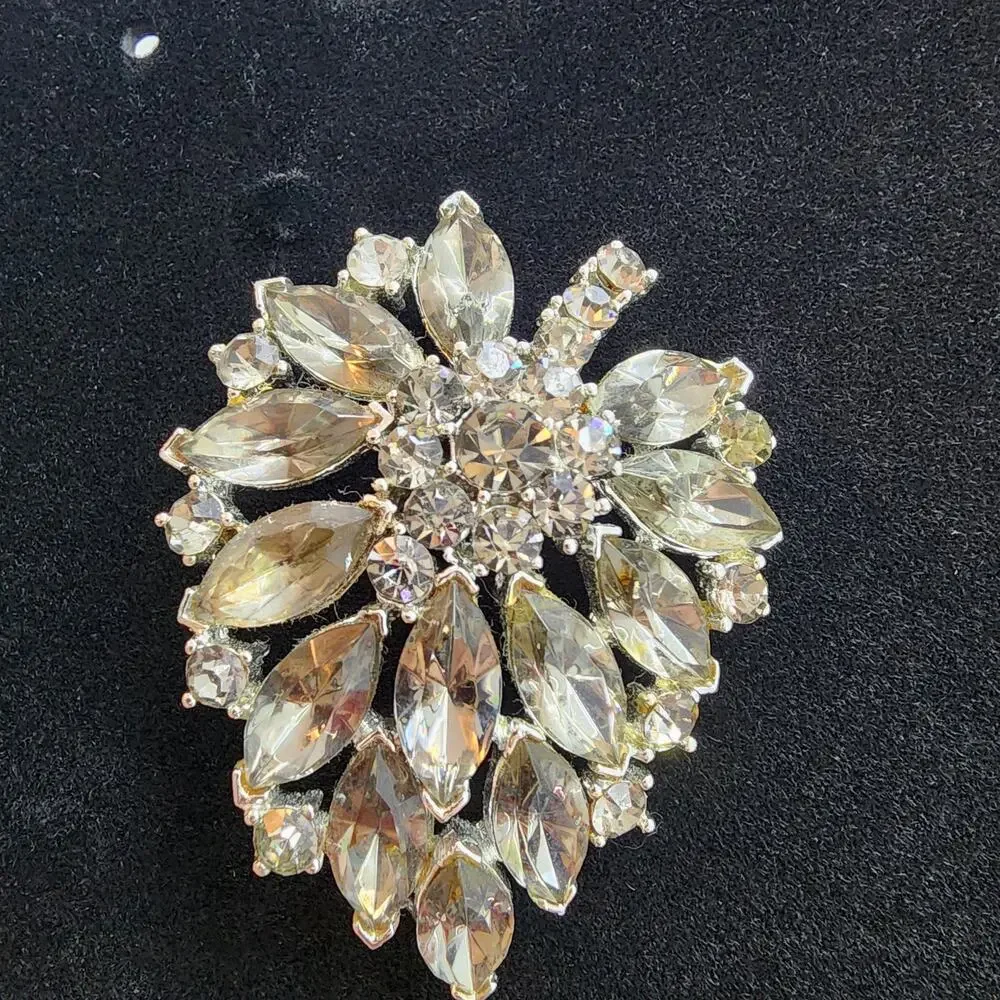50s Weiss Smoky Grey Rhinestone Leaf Brooch Silver Tone Pin